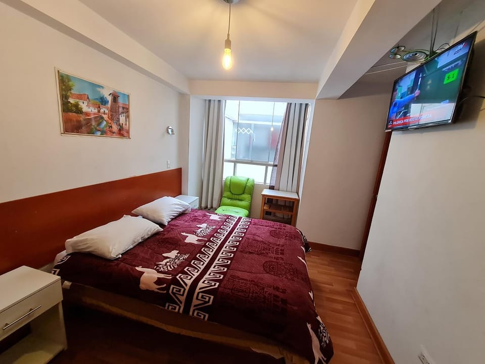 Bed, TV and multimedia, Photo of the whole room, Bedroom
