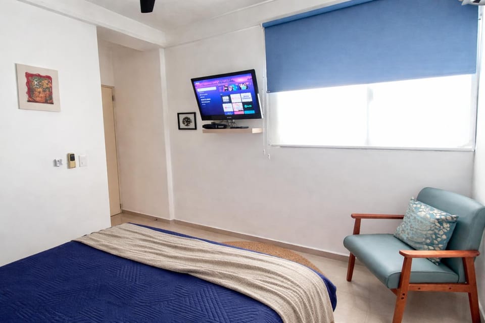 Bed, TV and multimedia, Photo of the whole room, Bedroom