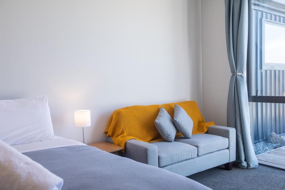 Bed, Seating area