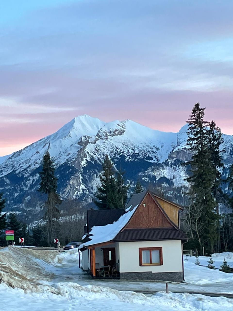 Property building, Nearby landmark, Day, Natural landscape, Winter, Mountain view