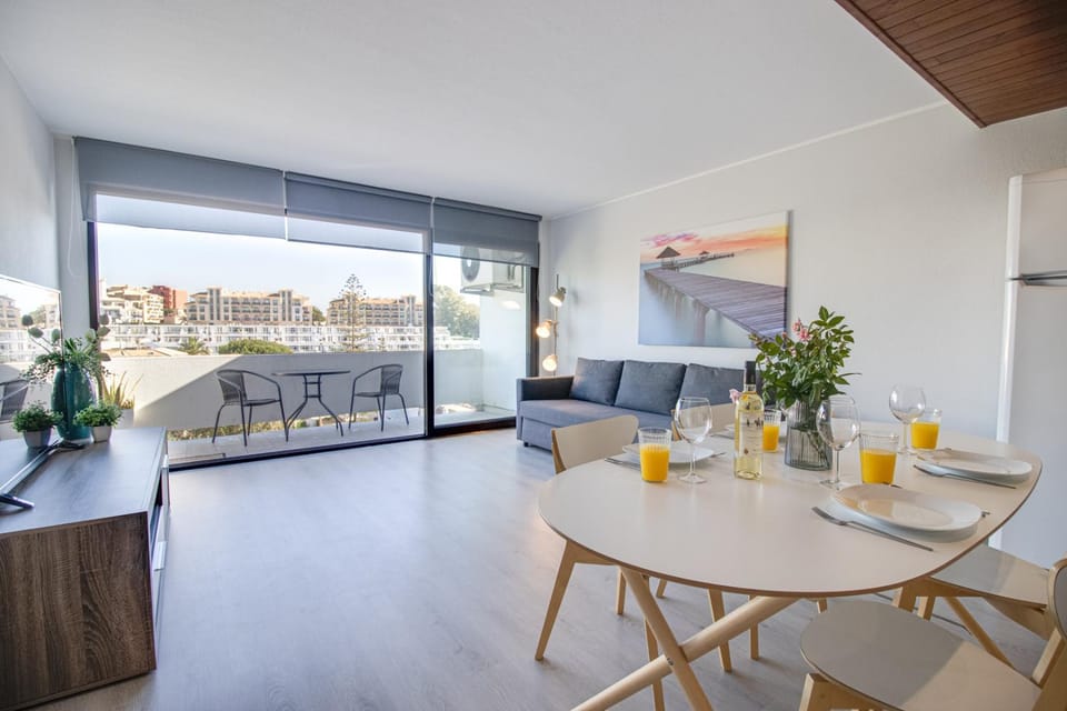View (from property/room), Balcony/Terrace, Living room, Seating area, Dining area