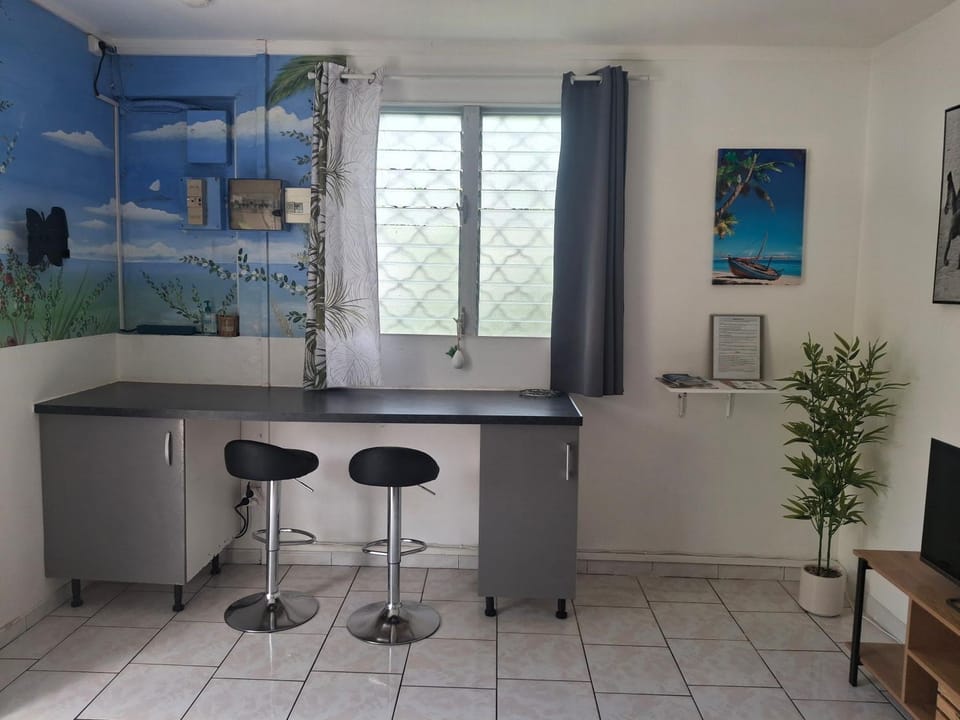 Hébergement en rez-de jardin clos proche de l'aéroport et des commodités Apartment in Martinique