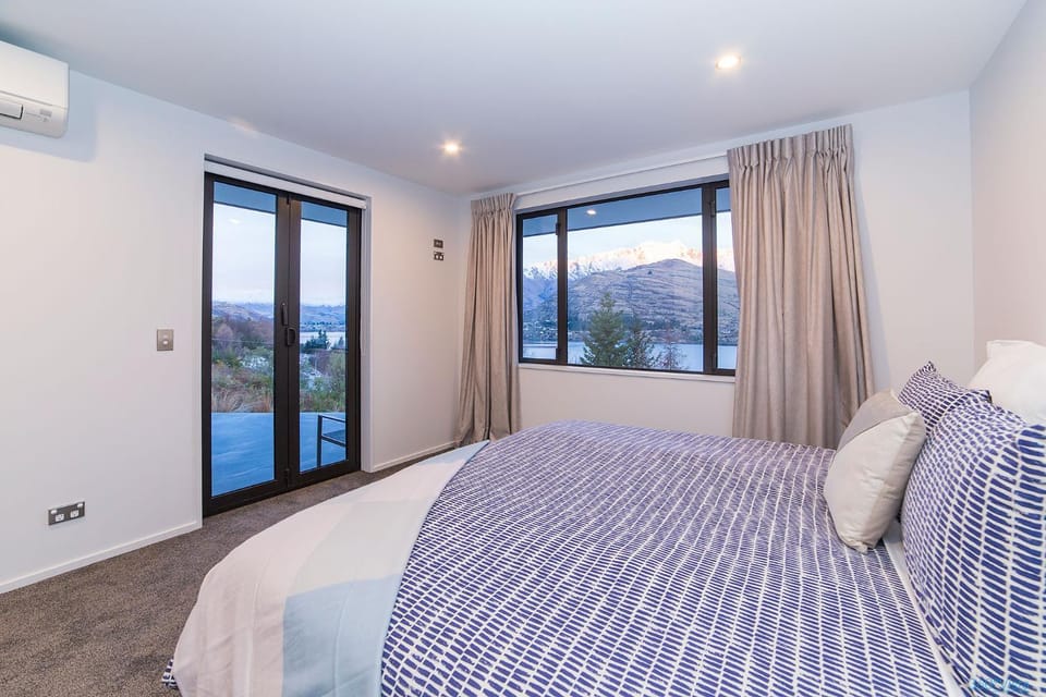 Luxury Retreat at 5 on The Hill Queenstown House in Queenstown