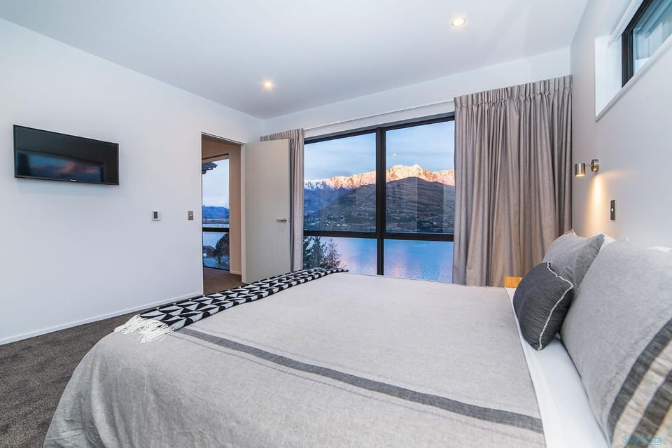 Luxury Retreat at 5 on The Hill Queenstown House in Queenstown