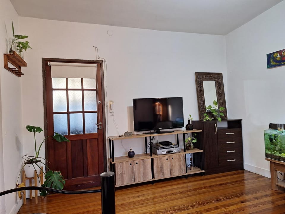 Habitación grande y luminosa cerca del subte linea B Vacation rental in Buenos Aires