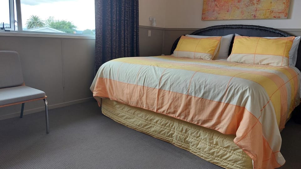 Bed, Seating area, Bedroom