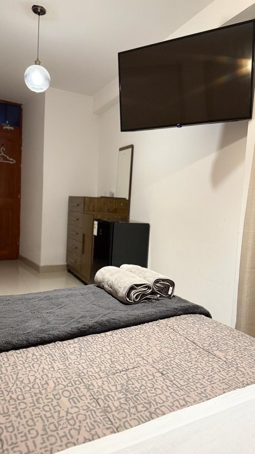 Bed, TV and multimedia, Photo of the whole room, Evening entertainment, Bedroom, wardrobe