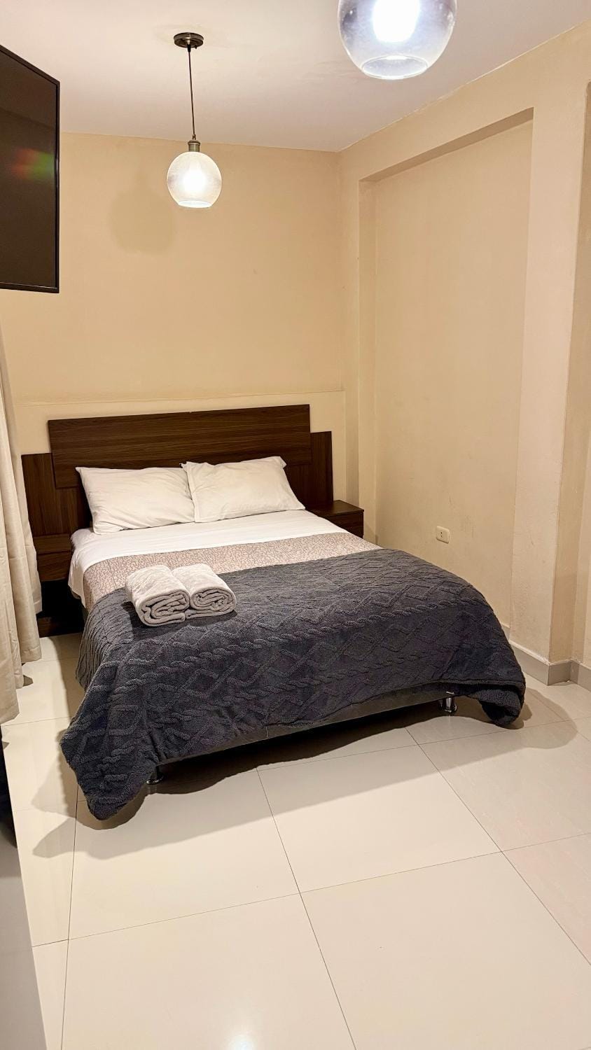 Bed, TV and multimedia, Photo of the whole room, Bedroom