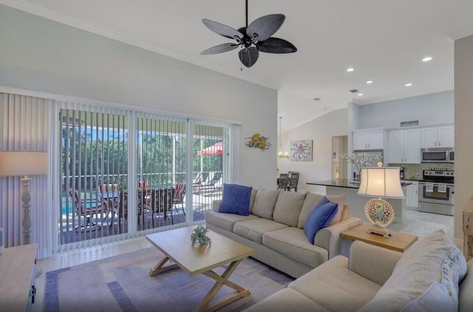 4BR Beach House Private Pool Minutes to Beach House in Marco Island