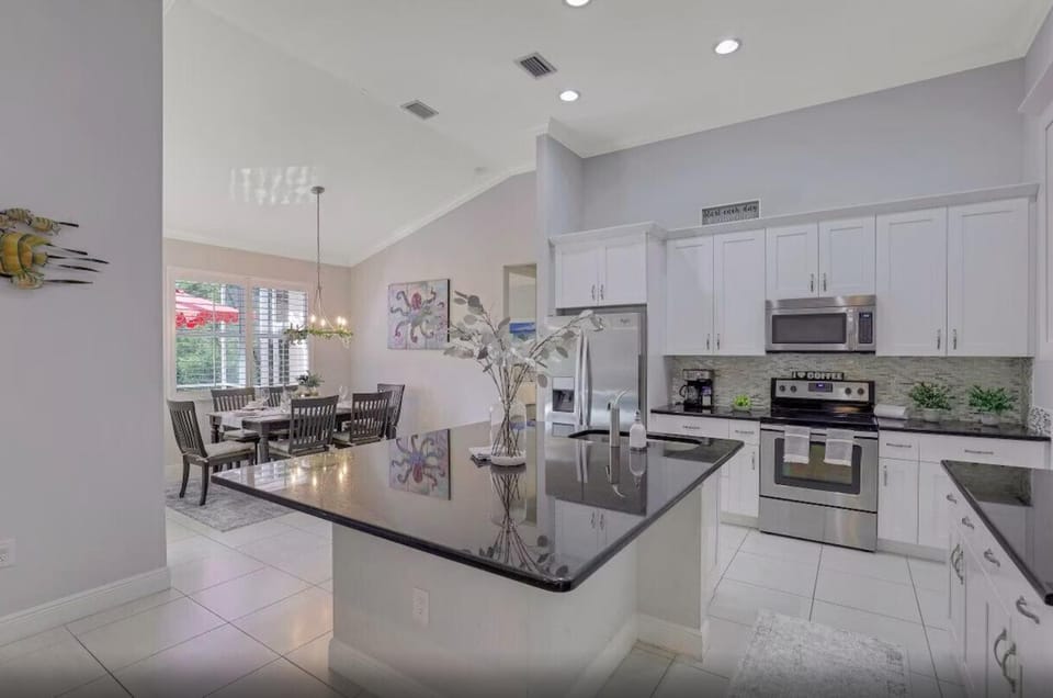 4BR Beach House Private Pool Minutes to Beach House in Marco Island