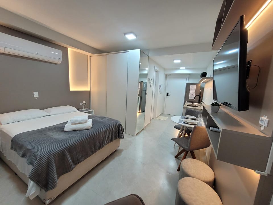 Bed, TV and multimedia, Photo of the whole room, Seating area, Bedroom, towels, air conditioner