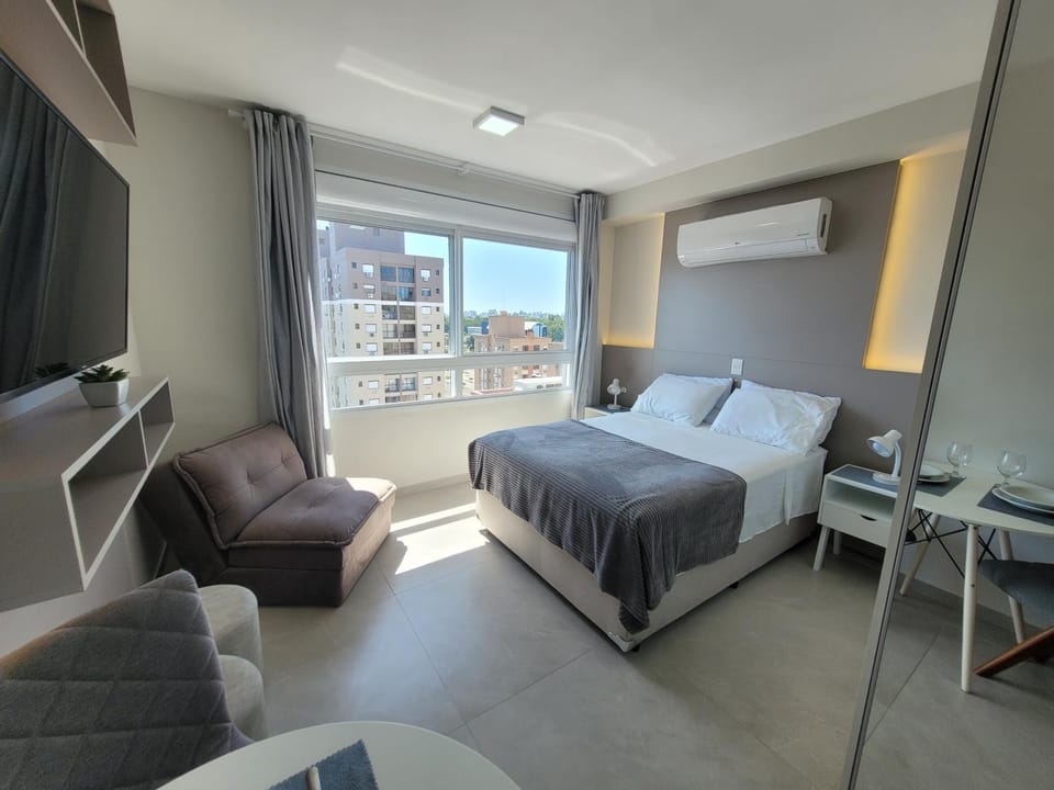 Bed, TV and multimedia, Photo of the whole room, Seating area, Bedroom