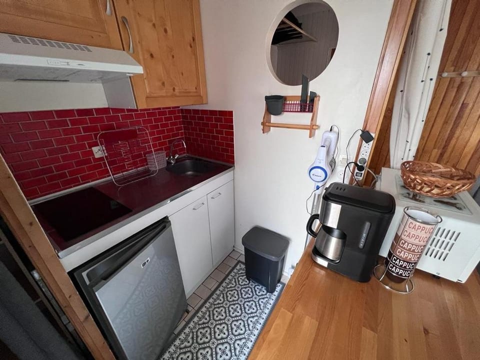 Studio Cabine Calme avec Balcon, Proche Navette et Station Les Angles - FR-1-593-100 Cabin in Catalonia