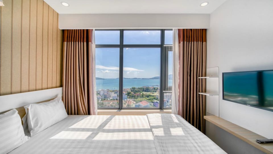 Bed, Natural landscape, TV and multimedia, View (from property/room), Balcony/Terrace, Photo of the whole room, Bedroom, Sea view