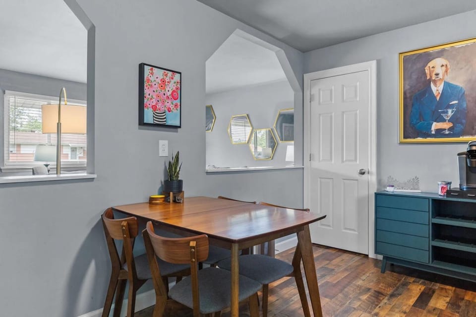 Kitchen or kitchenette, Dining area