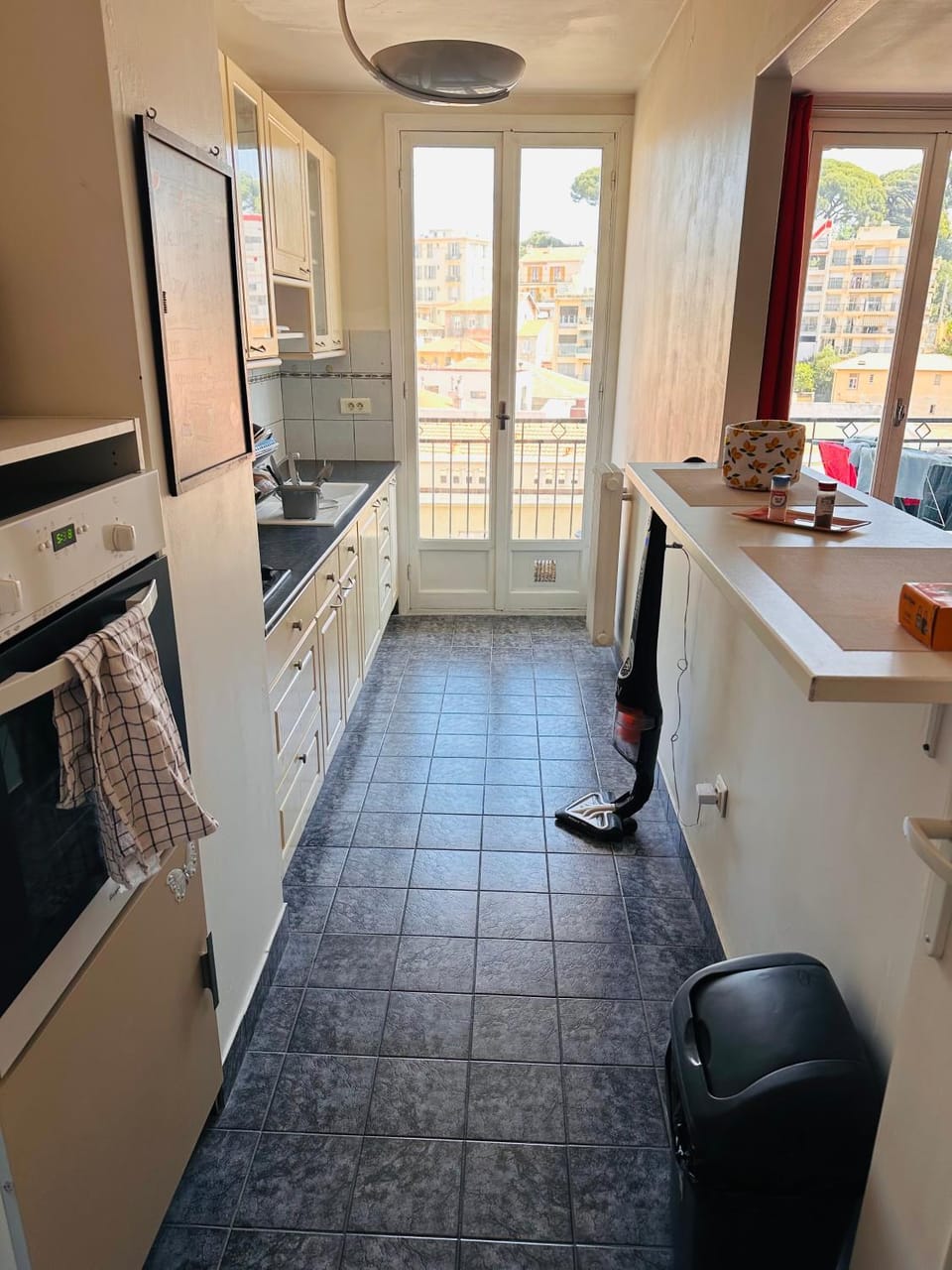 Kitchen or kitchenette, Dining area, oven