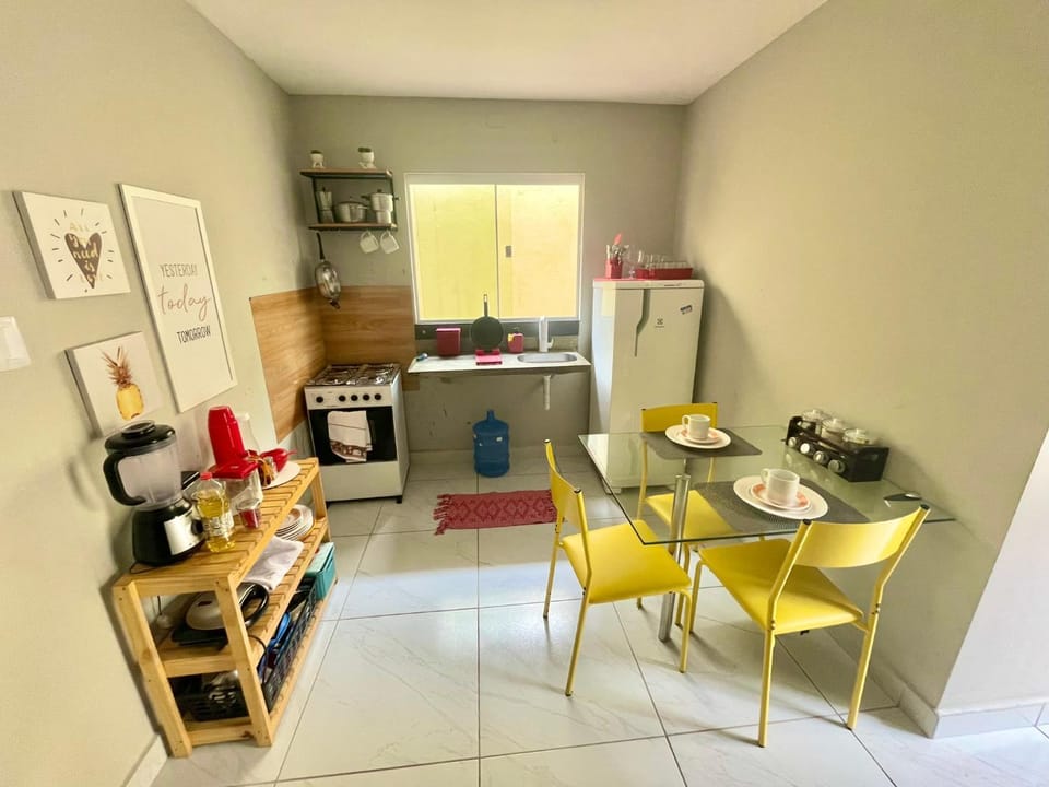 Coffee/tea facilities, Kitchen or kitchenette, Dining area, oven, stove, toaster