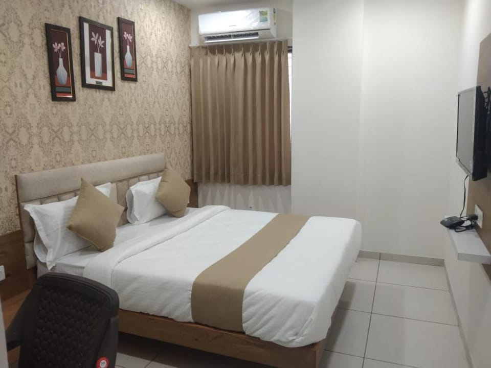 Bed, TV and multimedia, Bedroom, air conditioner