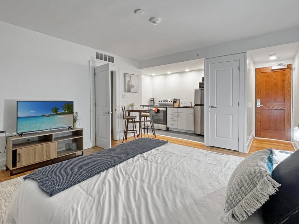 Quiet 1 Bed Studio Heart of Downtown Apartment in Des Moines