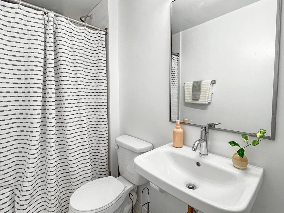 Quiet 1 Bed Studio Heart of Downtown Apartment in Des Moines