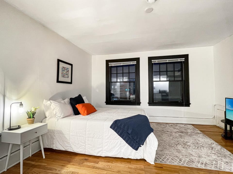 Quiet Studio on Grand - Downtown DSM! Apartment in Des Moines