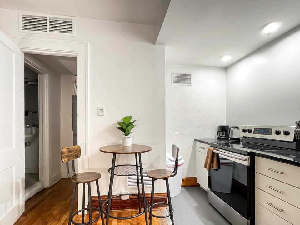 Quiet Studio on Grand - Downtown DSM! Apartment in Des Moines