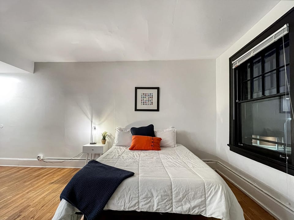 Quiet Studio on Grand - Downtown DSM! Apartment in Des Moines