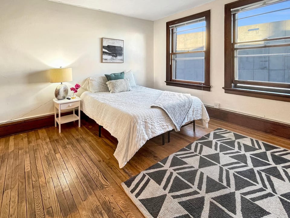 1 Bed Apt on Grand - Walk to 3 Breweries! Apartment in Des Moines