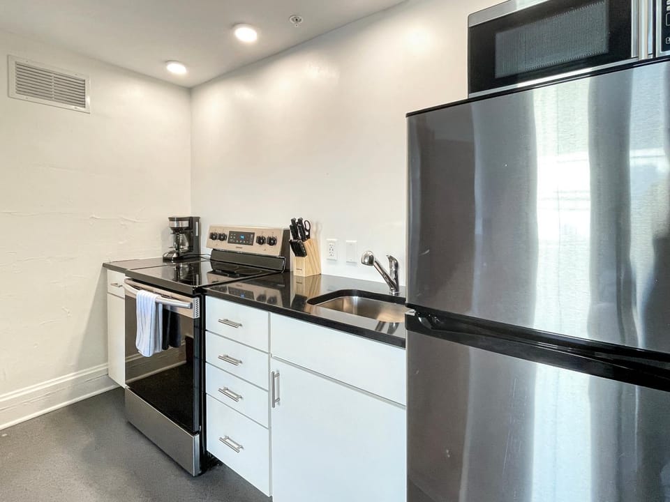 1 Bed Apt on Grand - Walk to 3 Breweries! Apartment in Des Moines