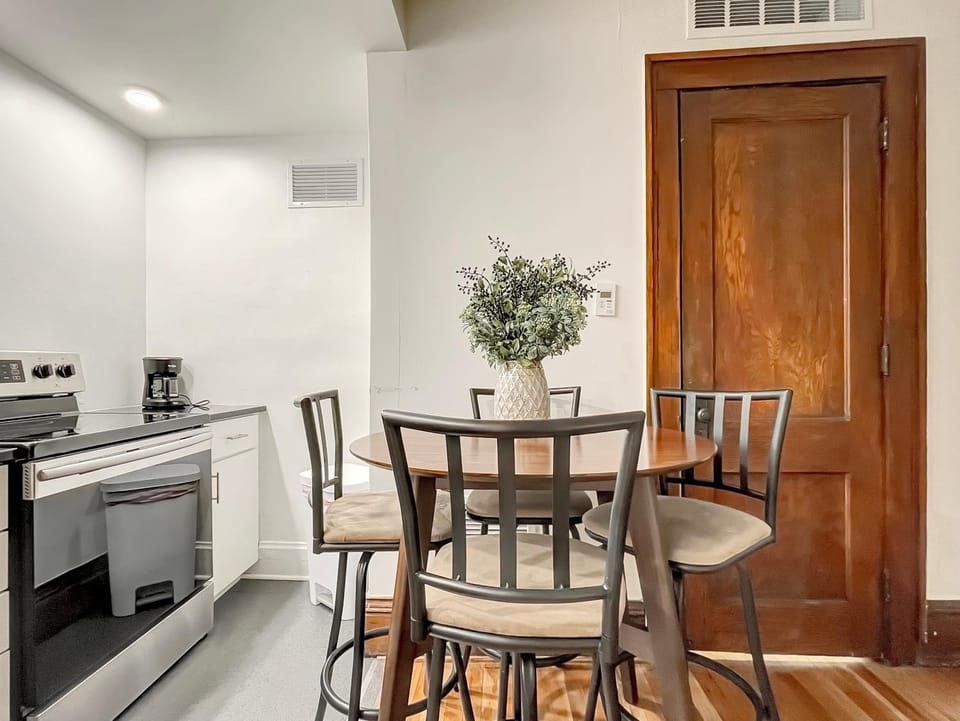 Studio Sleeps 4 - Next to 3 Breweries! Apartment in Des Moines