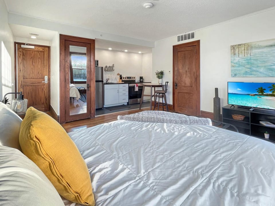 Studio Sleeps 4 - Next to 3 Breweries! Apartment in Des Moines