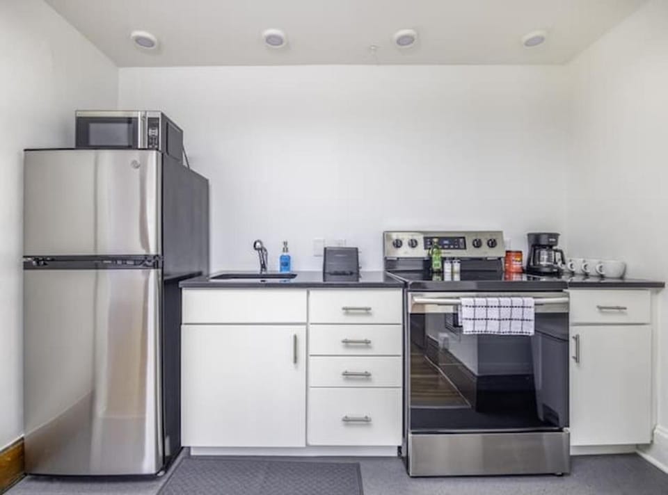 Beautiful 1 Bed Studio Apt Close to Hospitals! Apartment in Des Moines