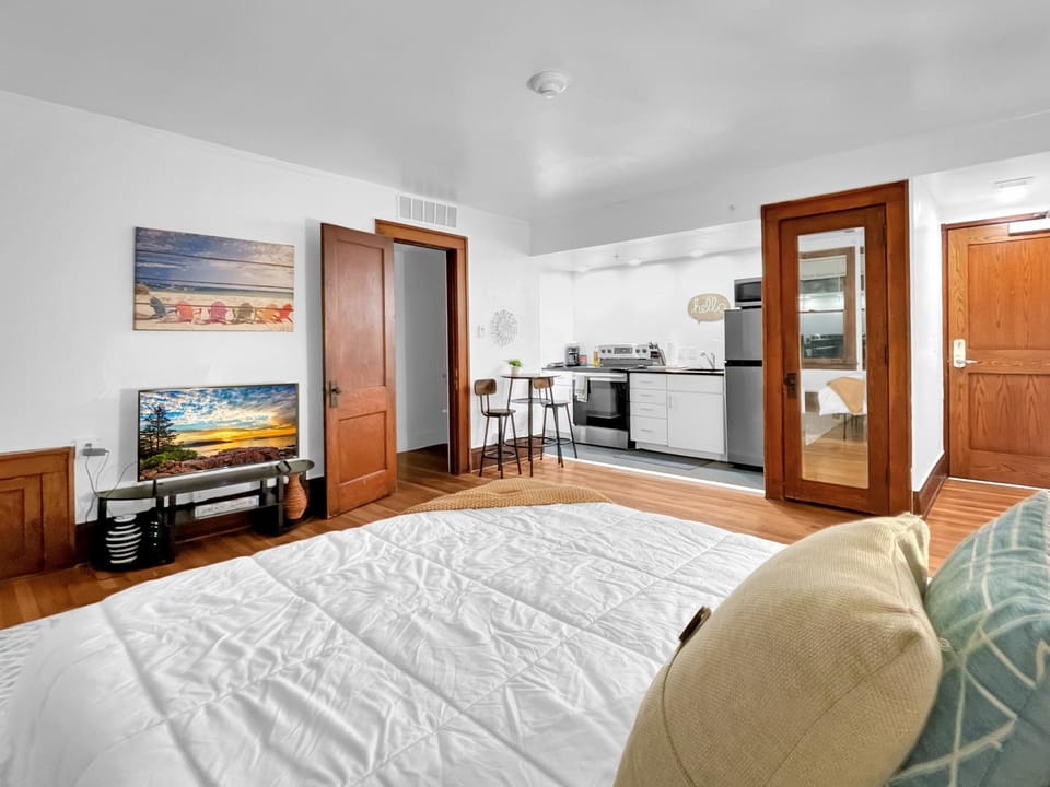 Walk to 3 Breweries! 1 Bed Apartment on Grand Apartment in Des Moines