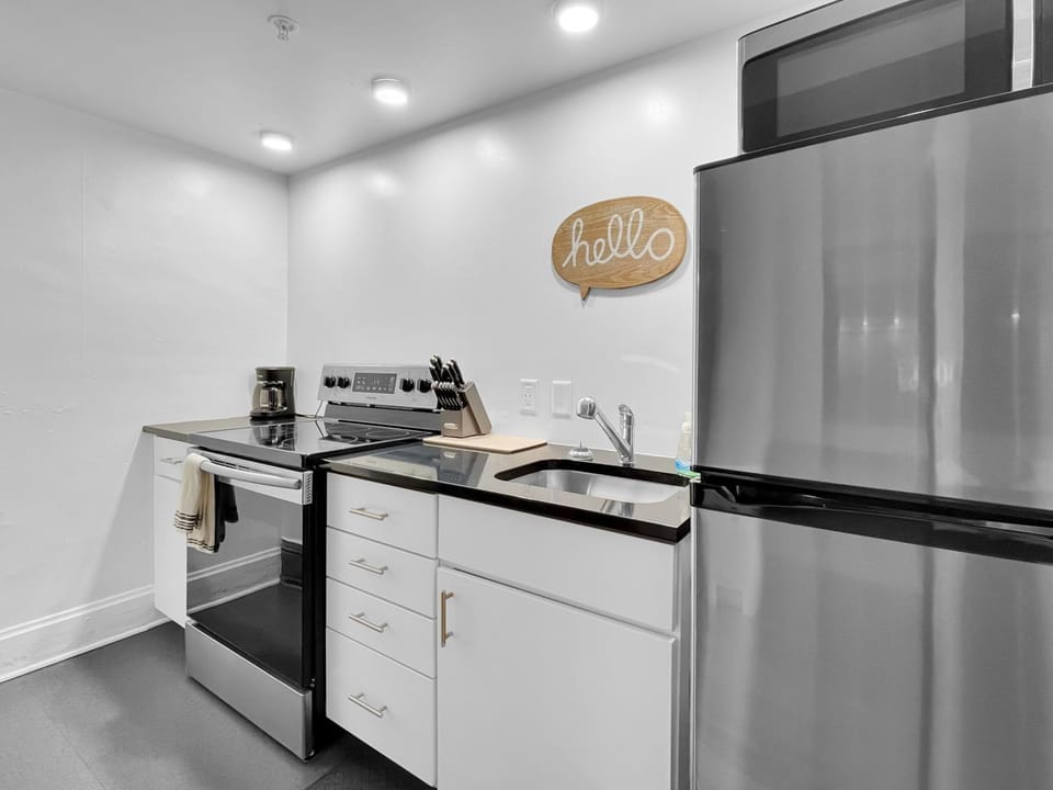 Walk to 3 Breweries! 1 Bed Apartment on Grand Apartment in Des Moines