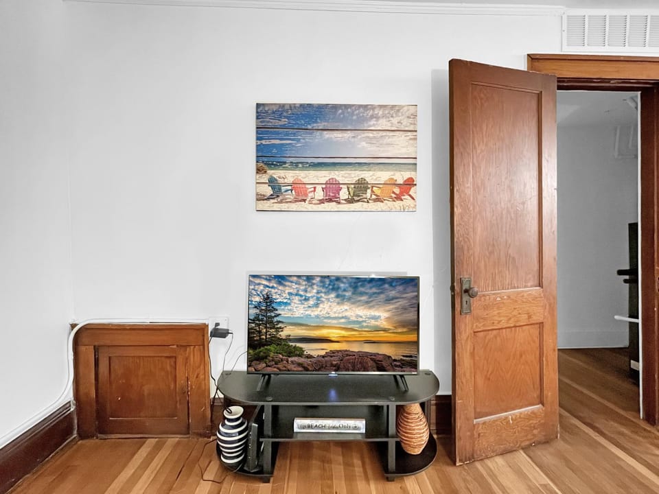 Walk to 3 Breweries! 1 Bed Apartment on Grand Apartment in Des Moines