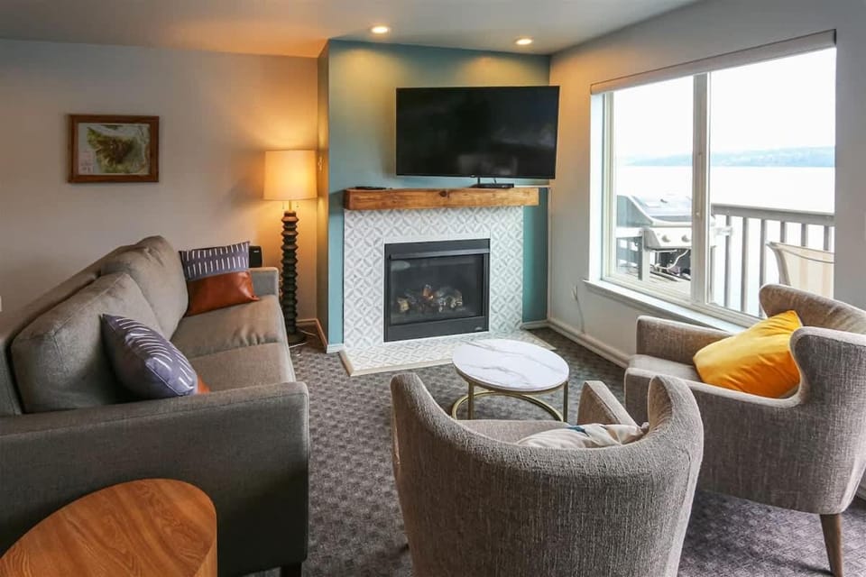 Sq Orca Oasis House in Puget Sound