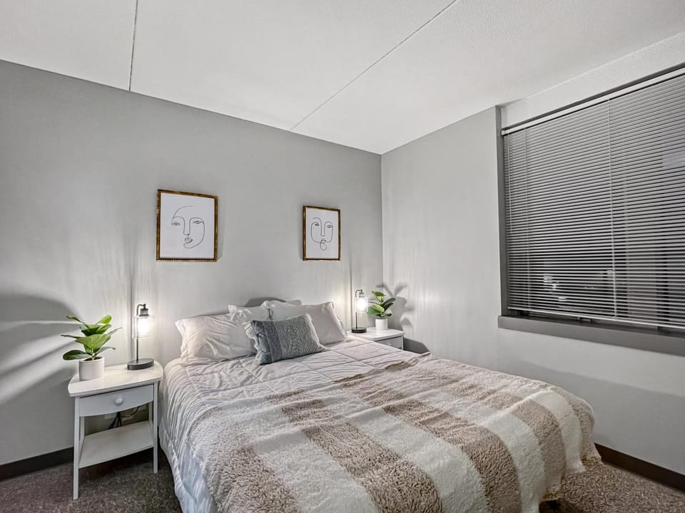Downtown 1BR Gem Steps Away from Wells Fargo Apartment in Des Moines
