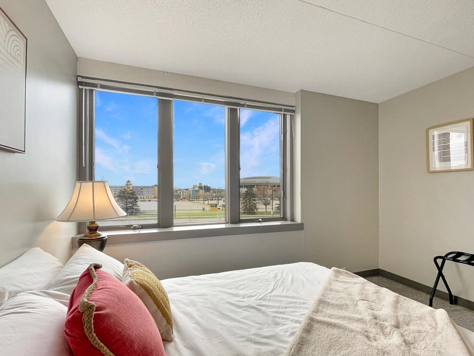 Downtown 1BR by Steps from Wells FREE PARKING Apartment in Des Moines