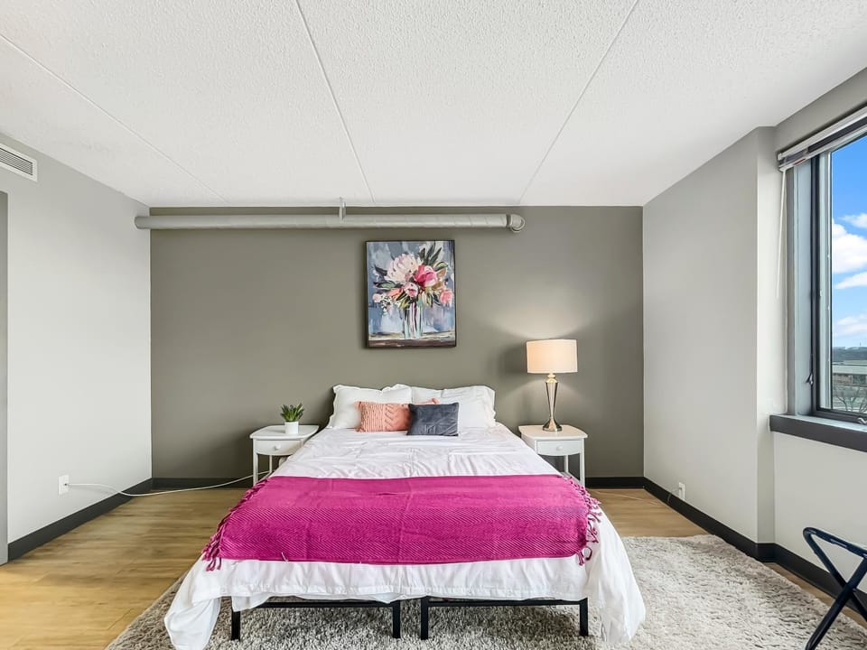 Modern Studio - walk to Wells Fargo Arena Apartment in Des Moines