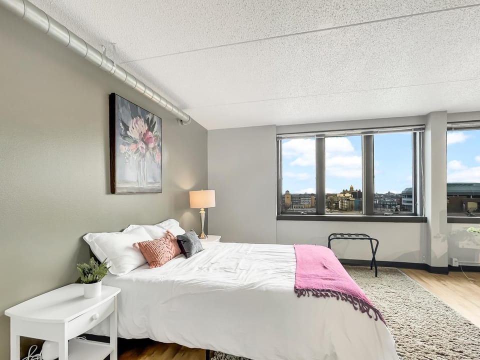 Modern Studio - walk to Wells Fargo Arena Apartment in Des Moines