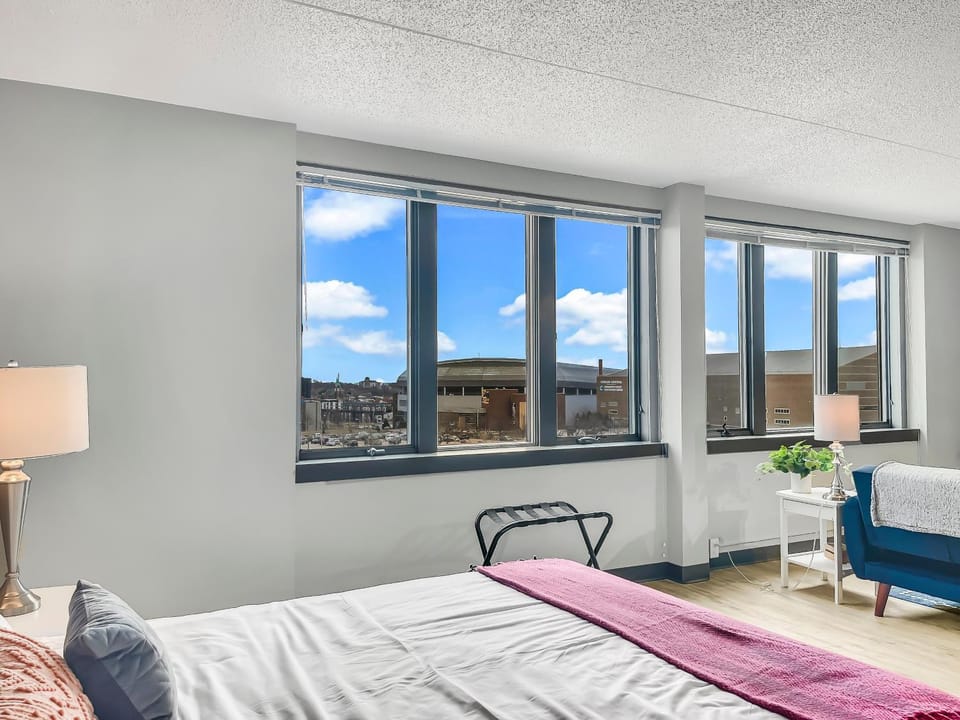 Modern Studio - walk to Wells Fargo Arena Apartment in Des Moines