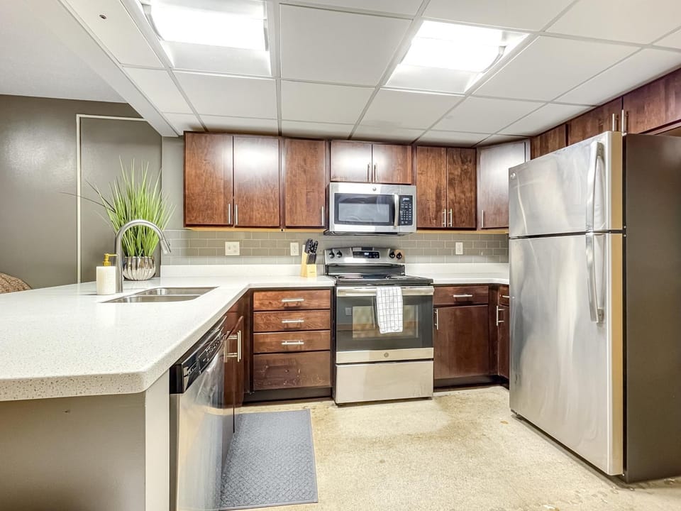 HUGE 2BR Apt Next to Wells Fargo -FREEParking! Apartment in Des Moines