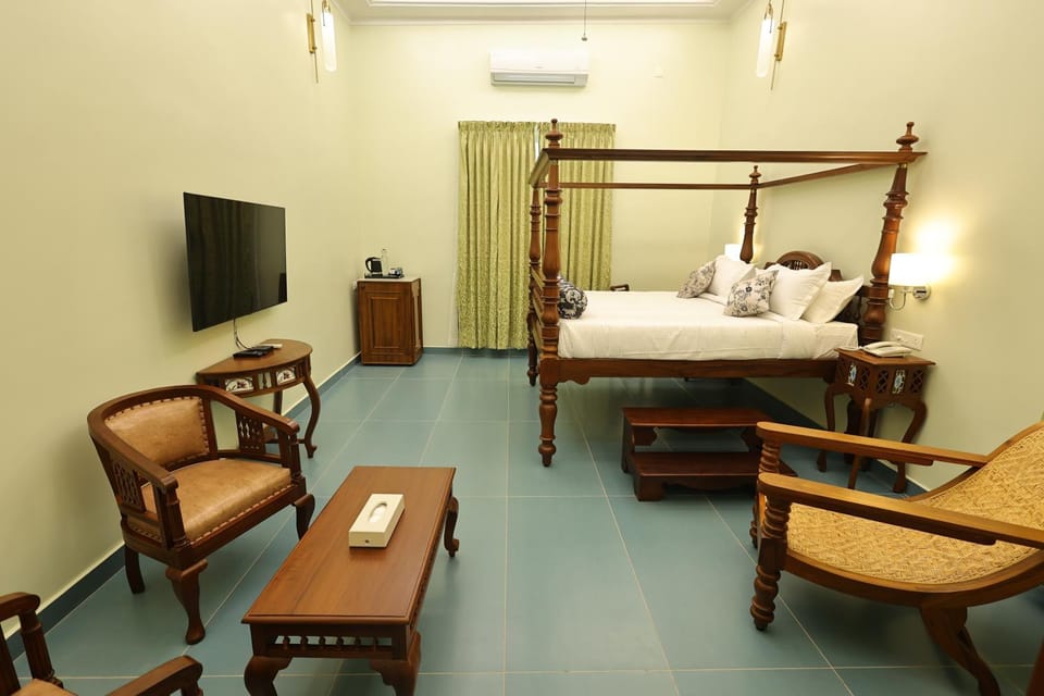 Bed, TV and multimedia, Photo of the whole room, Seating area, Bedroom, hair dresser, air conditioner