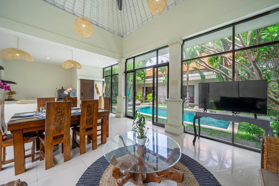 Communal lounge/ TV room, TV and multimedia, Dining area, Evening entertainment, Pool view