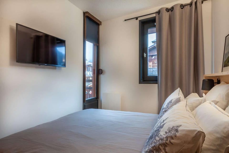 Bed, TV and multimedia, Bedroom