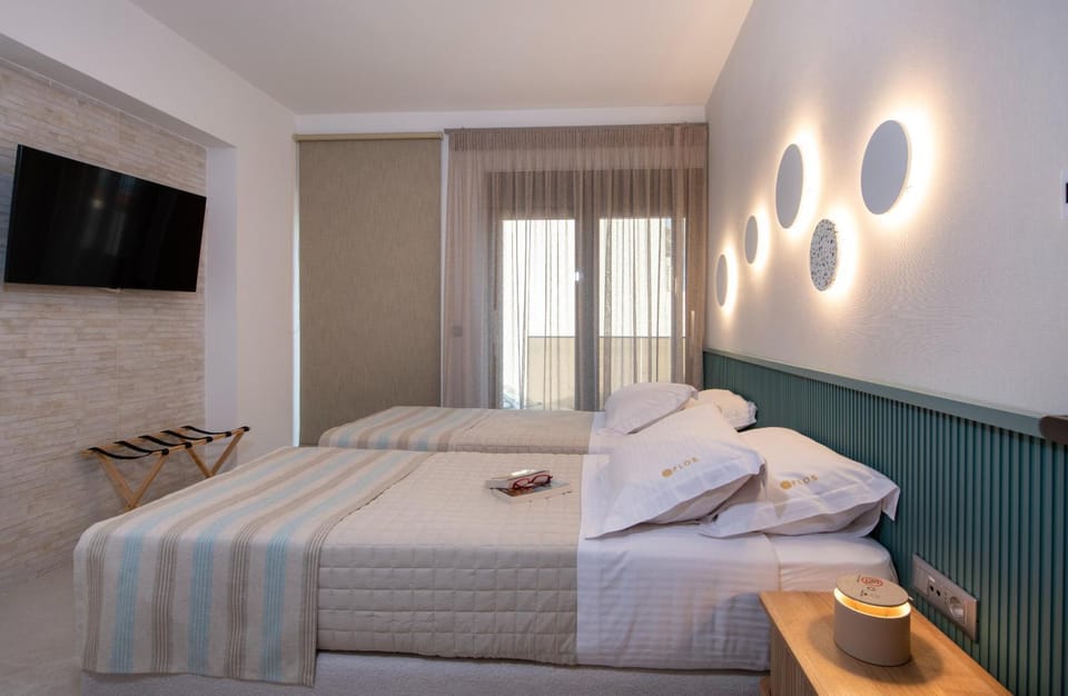 Bed, TV and multimedia, Photo of the whole room, Bedroom, towels
