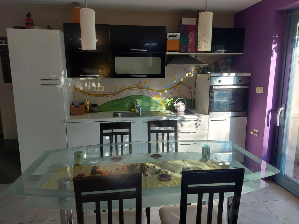 Kitchen or kitchenette, Dining area, pet friendly, stove