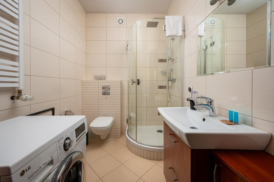 Shower, Toilet, Bathroom, towels, washing machine