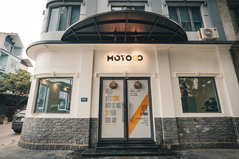 Property building, Facade/entrance, Day