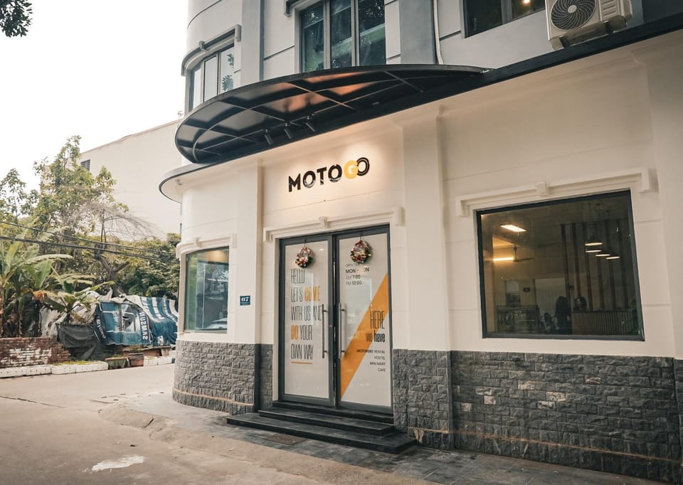 Property building, Facade/entrance, Day
